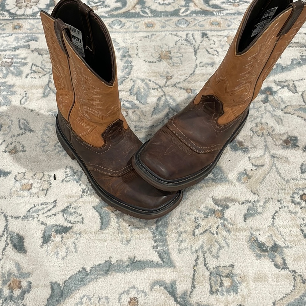 Barely worn- like new great shape Big Kids Rocky boots sz:us 6.5M 8” saddle-